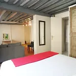 Ile Saint-Louis Apartment - Oh My Suite
